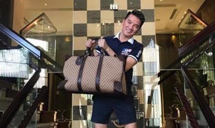 Mr Đàm rao bán túi hàng hiệu.