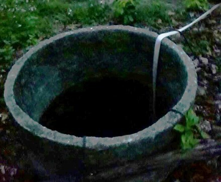 Mẹ tâm thần ném con 1 tuổi xuống giếng vào rạng sáng