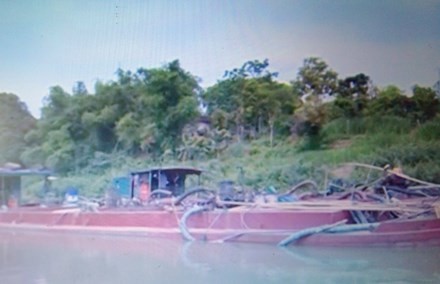 Tàu khai thác cát trái phép.