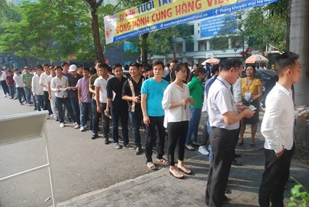 Người lao động xếp hàng vào phòng thi tiếng Hàn năm 2016. 