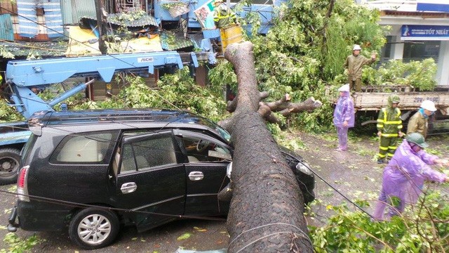 Khi có hiện tượng mưa giông người dân cần hạn chế di chuyển ra đường.