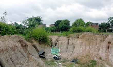 Chiếc thùng sắt đựng tài sản bị bẻ khóa, bỏ lại cách hiện trường khoảng 150m.