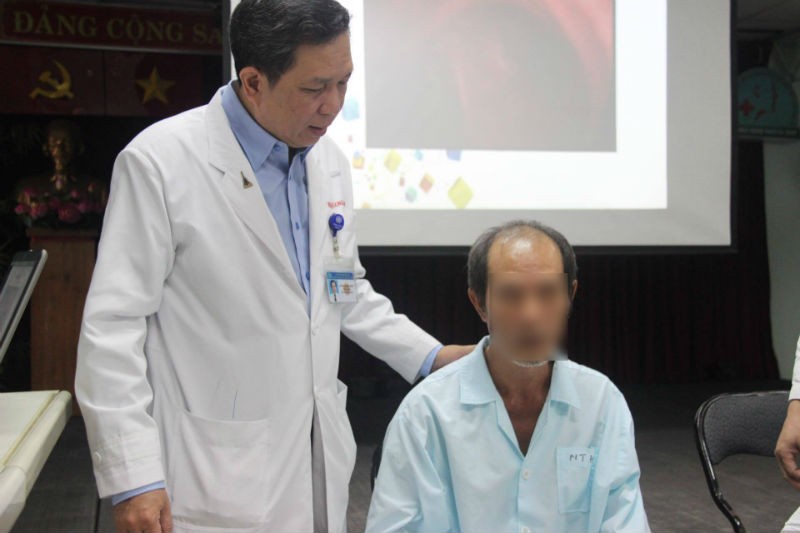 Ông Nam sau khi được lấy mẩu xương cá ra ngoài