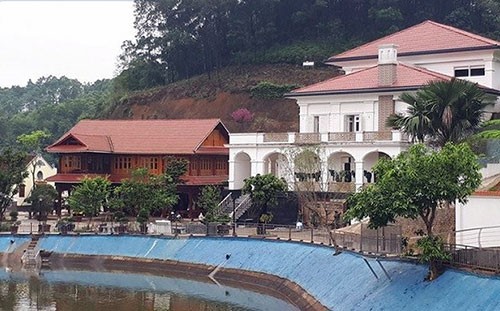 Khu biệt thự của gia đình ông Phạm Sỹ Quý nằm cạnh hồ nước. Ảnh: Lao Động