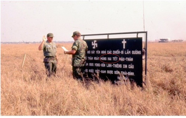 Một bức ảnh khác về vị trí ngôi mộ tập thể có nội dung tương tự nhưng mốc thời gian là Mùng Hai Tết Mậu Thân 1968