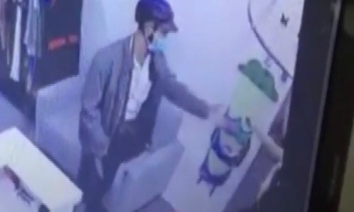 Tên cướp bịt mặt xông vào shop thời trang ở Sài Gòn
