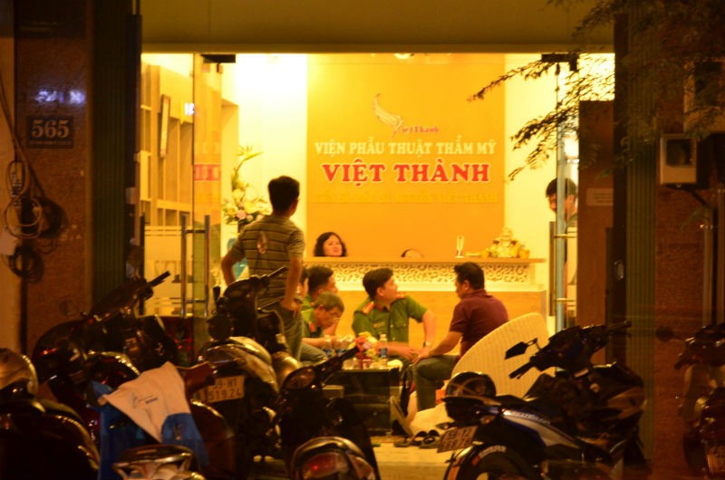 Công an lấy lời khai của những người liên quan tại thẩm mỹ viện Việt Thành trong đêm 19/7