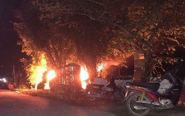 Nghiêm trọng hơn, chiếc xe bị người dân đốt