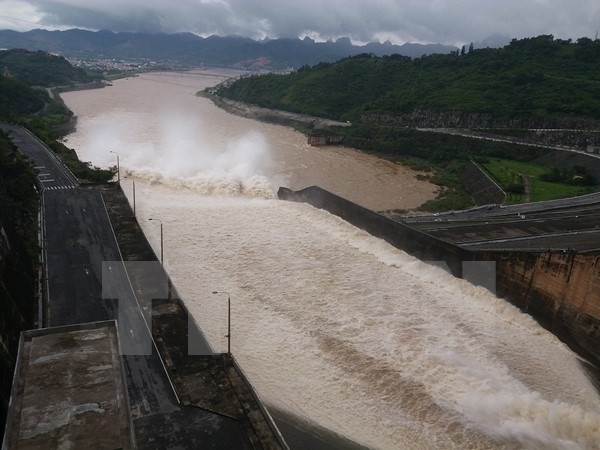 Nhà máy thủy điện Hòa Bình đã xả hai cửa xả đáy (ảnh chụp chiều 21/7).