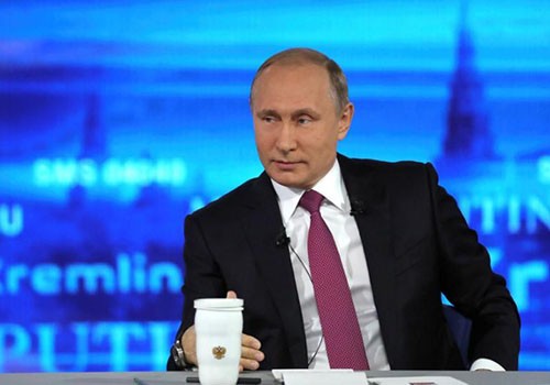 Tổng thống Vladimir Putin đối thoại trực tiếp với người dân Nga tại thủ đô Moscow vào ngày 15/6. Ảnh: Reuters. 