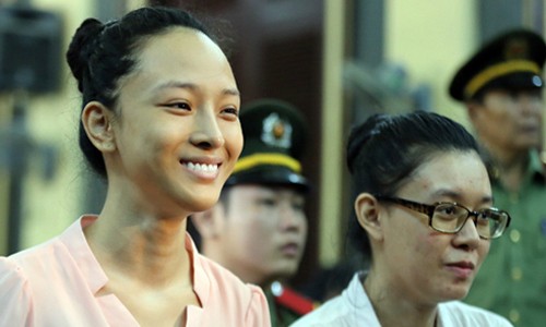 Phương Nga và Thùy Dung tại tòa. 