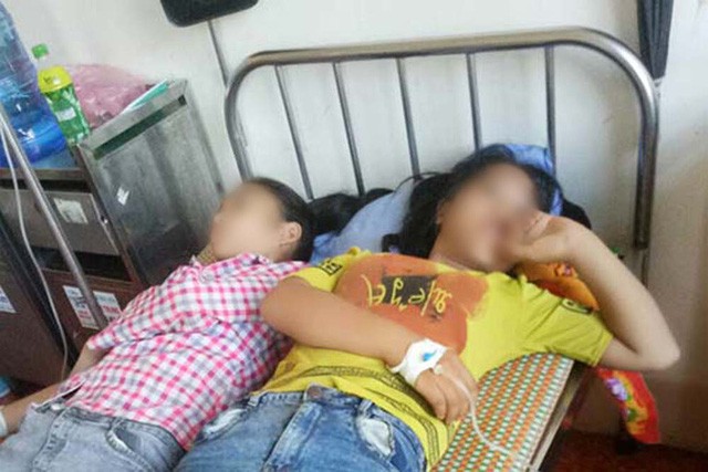 Các nạn nhân bị ngộ độc đang được điều trị tích cực tại Bệnh viện đa khoa huyện Sông Mã.