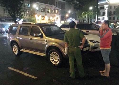 Nhiều ôtô đậu phía sau Nhà hát thành phố. 