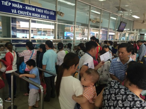 Các bệnh viện tại TP HCM thường trong tình trạng quá tải, nhu cầu khám chữa bệnh, sử dụng thuốc rất lớn. Ảnh minh hoạ