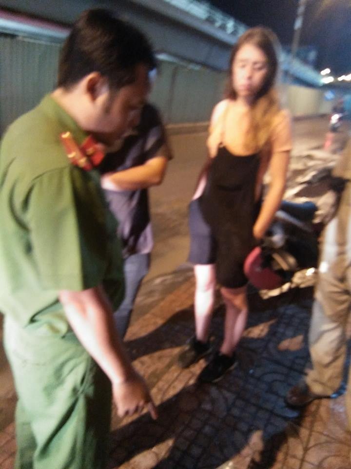 Xe máy của 2 nữ du khách gặp tai nạn bỗng nhiên mất tích