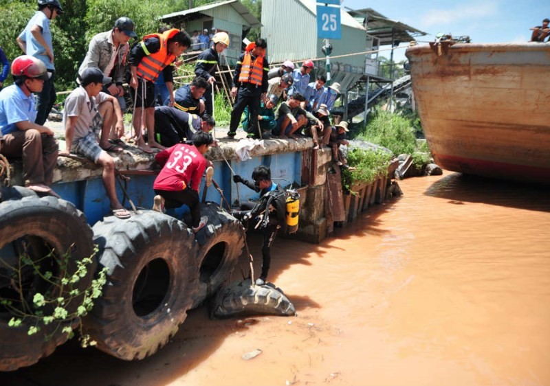 Thi thể bé trai rơi xuống cống bị trôi ra sông Đồng Nai