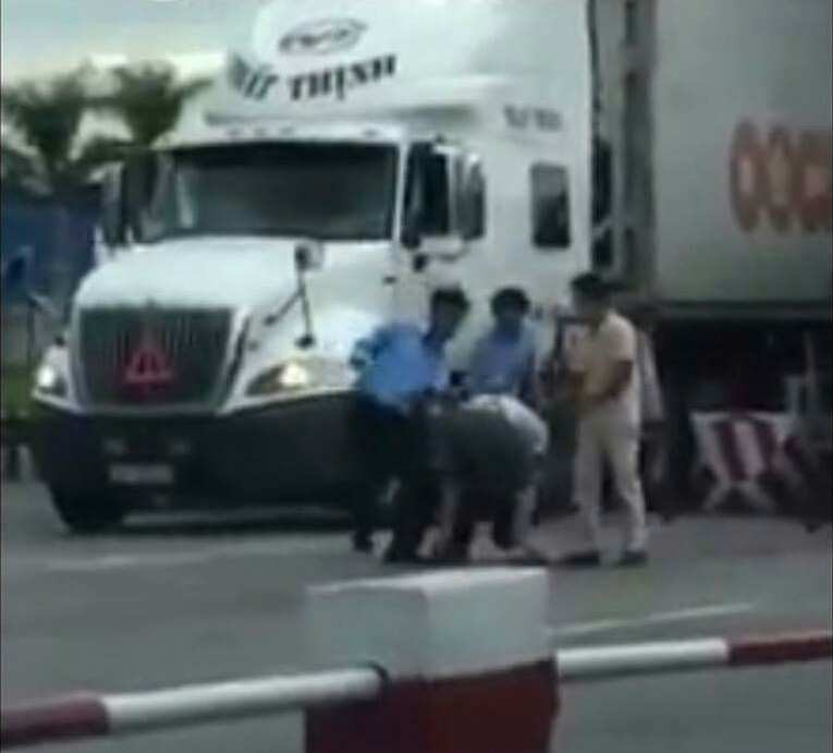 Vụ tài xế bị đánh tại trạm thu phí: Người trong cuộc lên tiếng