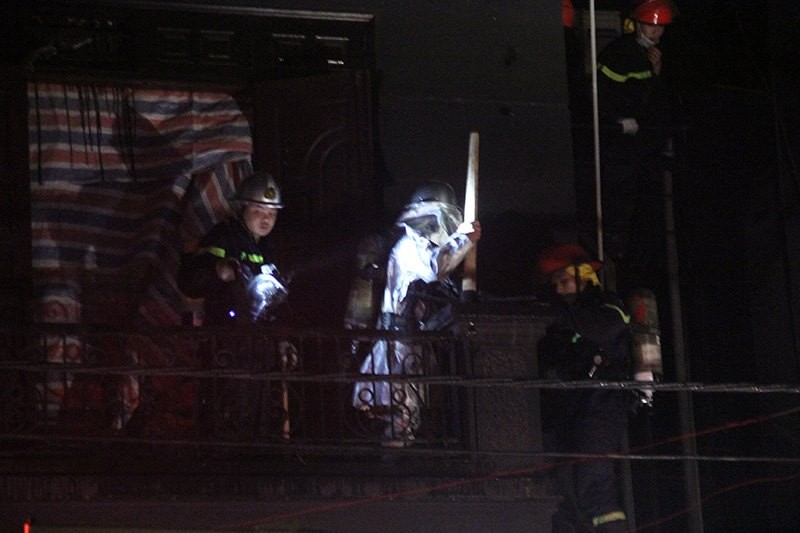 Huy động 8 xe cứu hỏa dập lửa cho hỏa hoạn tại quán karaoke