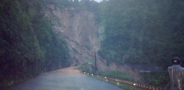 Khu vực đèo Tà Lương nơi 30 hành khách bị mắc kẹt. Ảnh: Dân trí