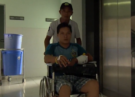 Tài xế Tân tại bệnh viện. Ảnh: NLĐ