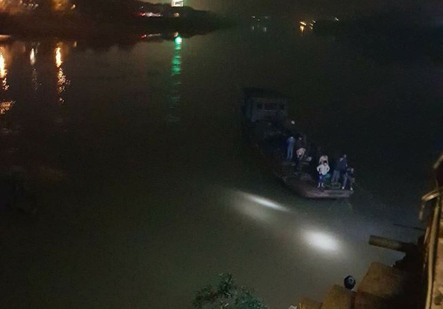 Lực lượng chức năng đang tìm kiếm 2 nạn nhân. Ảnh: Dân trí