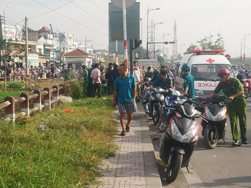 Thi thể nạn nhân được đưa đi khám nghiệm. Ảnh: PLO