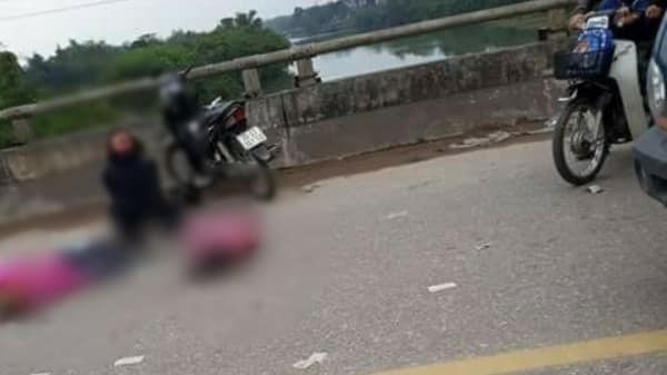 Người mẹ khóc lóc bên thi thể hai con. Ảnh: Vietnamnet