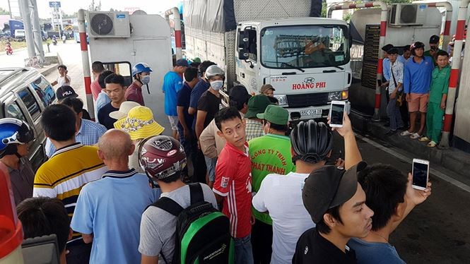 Hiện các tài xế đều tắt máy, bấm còi phản đối. Ảnh: PLO