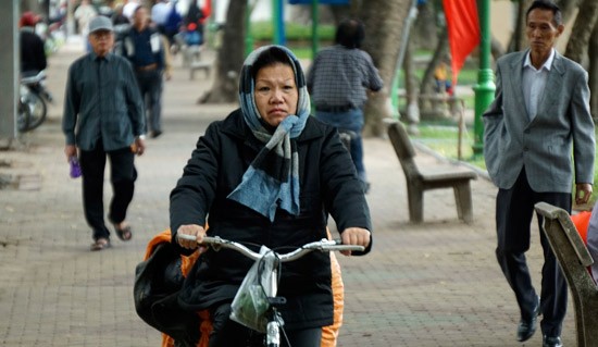 Bắc Bộ hửng nắng, Nam Trung Bộ có mưa rào và dông