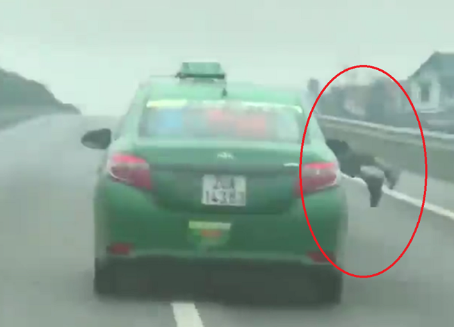 Hình ảnh cắt ra clip vụ việc. Ảnh: PLO