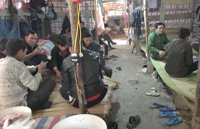 Nhóm công nhân không có tiền để mua thức ăn và về quê. Ảnh: VTC