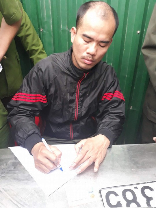 Tài xế Hoàng ghi lời khai tại hiện trường. Ảnh: NLĐ
