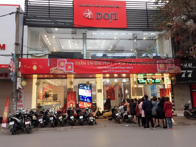 Người dân nô nức xếp hàng đợi mua vàng ngày vía Thần Tài