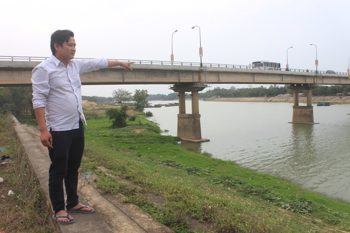 Anh Huân quay lại nơi cứu người phụ nữ tự tử. Ảnh: Tuổi Trẻ