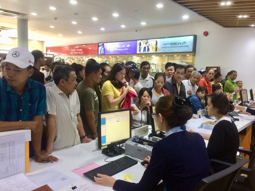 Việc khách hàng đổ dồn đi bổ sung thông tin thuê bao trước ngày 24/4 khiến cho các nhà mạng phải làm việc hết công suất. 