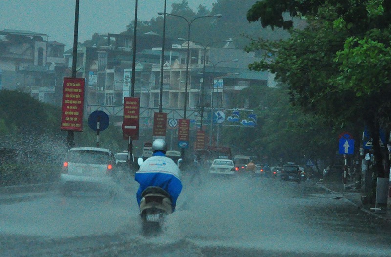 Thời tiết hôm nay: Bắc Bộ ngày nắng đêm mưa