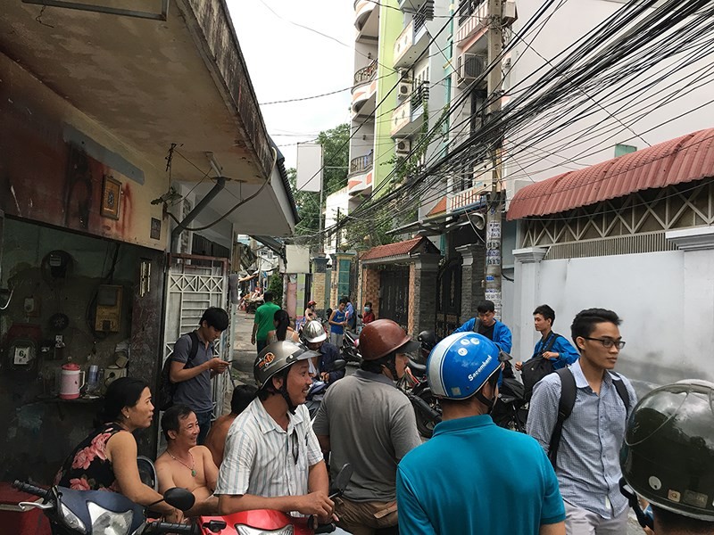 Người dân tụ tập khi công an đến khám nghiệm hiện trường. Ảnh: PLO