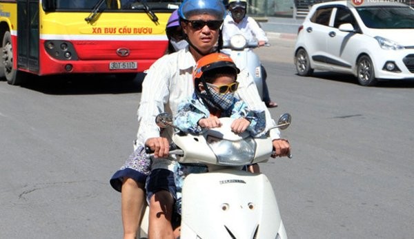 Nắng nóng đỉnh điểm, người dân hạn chế ra đường từ 11-17 giờ