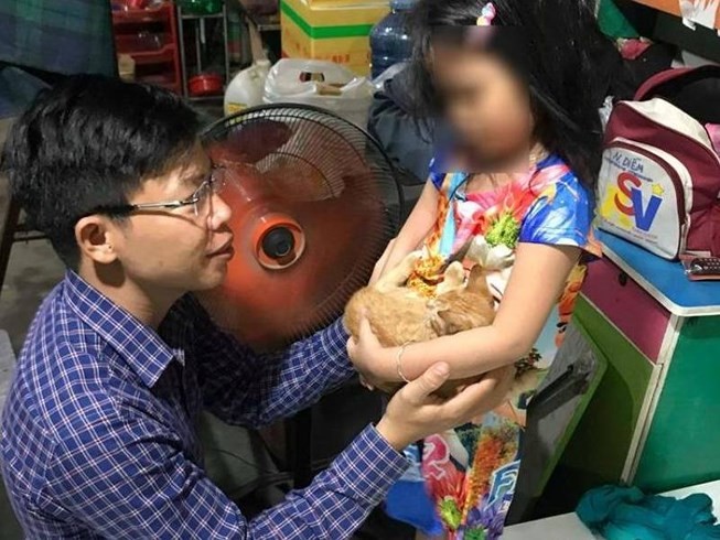 Bé Ngọc Diễm trò chuyện cùng luật sư Đỗ Ngọc Thanh - đại diện Hội Bảo vệ quyền trẻ em TP.HCM. Ảnh: PLO