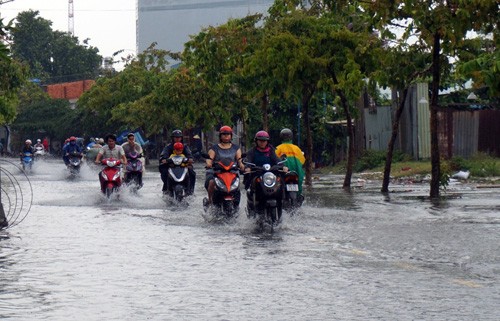Mưa dông phủ kín bầu trởi cả nước ngày cuối tuần
