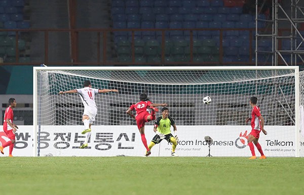 Pha đánh đầu làm nên thương hiệu của Anh Đức giúp mở tỷ số trận đấu. Ảnh: VnExpress