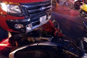 Đại úy CSGT lái xe không quan sát đâm chết 2 người trên xe máy