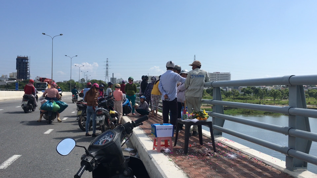 Người dân lập thùng quyên góp bên thành cầu. Ảnh: GĐ&XH