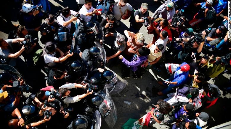 Đụng độ với người di cư, Mỹ tạm thời đóng cửa biên giới với Mexico 