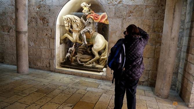 Du khách tham quan Nhà thờ Giáng sinh của Bethlehem. Ảnh: Reuters