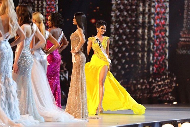 Màn hất váy khoe đùi của H'hen Niê trong đêm bán kết Miss Universe khiến fan phát sốt