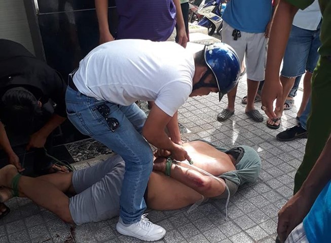 Tên cướp được người dân khống chế. Ảnh: PLO