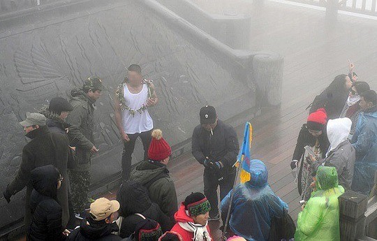 Nam thanh niên chỉ mặc áo ba lỗ chụp hình trên đỉnh Fansipan. Ảnh: VietNamNet