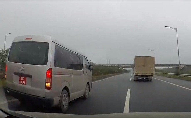 Chiếc xe biển đỏ chạy lùi trên cao tốc. Ảnh: Soha