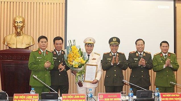 Đảng ủy, Ban Giám đốc Công an TP. Hà Nội chúc mừng Đại tá Nguyễn Thanh Tùng. Ảnh: Tiền Phong